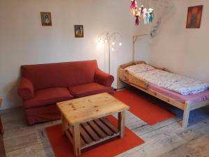 un soggiorno con divano e letto di Große Wohnung mitten im Park a Punta del Este
