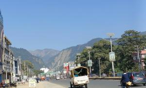 una concurrida calle de la ciudad con coches y un camión en Hotel Sai Aman, en Butwāl