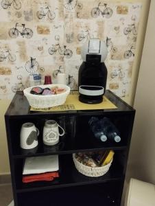 Příslušenství pro přípravu čaje a kávy v ubytování Bed&Dreams in Salento - Camera Matrimoniale Superior e ottima colazione