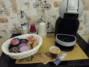 Příslušenství pro přípravu čaje a kávy v ubytování Bed&Dreams in Salento - Camera Matrimoniale Superior e ottima colazione