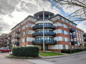 un gran edificio de apartamentos con una espiral en Farnborough central en Farnborough