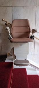 ミラノにあるCasapoleの赤い絨毯の上に座る椅子 +41枚の写真