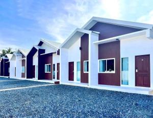 a row of houses in a parking lot at BM Beach Resort Satun บีเอ็มบีชรีสอร์ท in Ban Pak Ba Ra