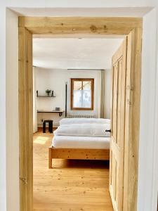 Un dormitorio con una cama grande y una ventana en Hotel Central La Fainera Superior, en Valchava