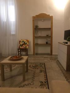 sala de estar con mesa de centro y estante en ConTe Mami en Palo del Colle