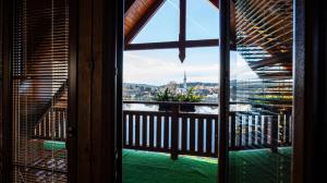 Vom Balkon aus genießen Sie Stadtblick. in der Unterkunft Hotel Leyla in Frymburk