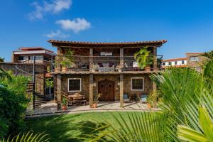 una vista exterior de una casa con patio en Vientos del Caribe Club & Hotel en El Yaque
