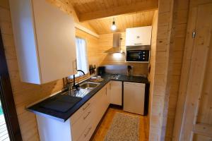 een kleine keuken met een spoelbak en een fornuis bij Cabaña Rural El Arbol near Setenil - Ronda con piscina in Ronda +25 foto's