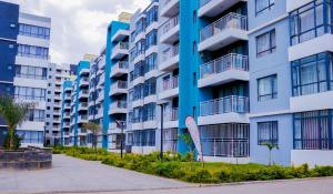 ein Apartmenthaus in Blau und Weiß in der Unterkunft At Freddy's with free transport from JKIA in Nairobi