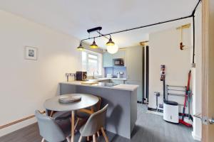 a kitchen with a table and chairs in a room at Stunning 1 BD apartment for 3 people in Hackney with Japanese-style bath in London