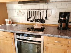 cocina con fogones y utensilios en la pared en Ferienhaus Wieke, en Wiesmoor