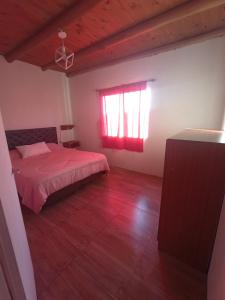 1 dormitorio con cama y ventana en Bonita 1 en Balneario Mar Azul