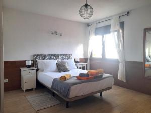 una camera da letto con un letto e asciugamani di Apartamento en Puerto del Carmen a Puerto del Carmen