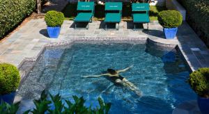 Bazén v ubytování Demeure Castel Brando Hôtel & Spa nebo v jeho okolí