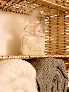 a basket with soap and towels on a shelf at Gemütliche Ferienwohnung in Uelzen mit eigenem Garten in Uelzen