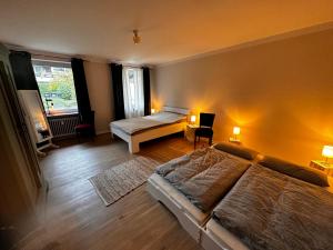 una camera con due letti e due finestre di Gemütliche Ferienwohnung in Uelzen mit eigenem Garten a Uelzen