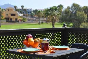 una mesa de madera con un bol de fruta. en Serena Vista Golf 791 - Appartamento Confortevole a Amarilla Golf, en San Miguel de Abona