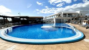 una gran piscina frente a un edificio en Serena Vista Golf 791 - Appartamento Confortevole a Amarilla Golf, en San Miguel de Abona