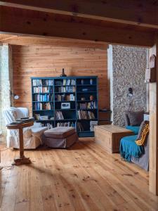 ein Wohnzimmer mit einem Bücherregal mit Büchern in der Unterkunft The Bean Barn in Arçais