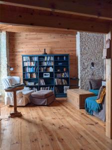 a living room with a book shelf with books at The Bean Barn in Arçais