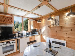 Kuchyňa alebo kuchynka v ubytovaní Charmant duplex avec jardin, 4 pers, Chamonix, animaux OK, parking, WIFI, à 5 min du centre - FR-1-343-167