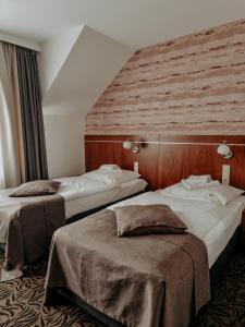 Posteľ alebo postele v izbe v ubytovaní Hotel Azyl + 37 fotografií