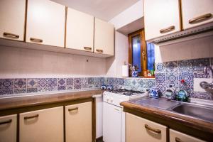 uma cozinha com um lavatório e um fogão em Moorish house in Heart of albayzin em Granada