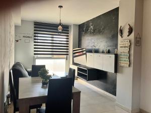 a kitchen and dining room with a table and chairs at APARTAMENTO PINAPLAYA in Grao de Castellón