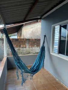 una hamaca colgando en una habitación en una casa en Casa para temporada em um paraíso tropical en Cananéia