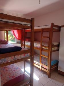 1 Schlafzimmer mit 2 Etagenbetten in einem Zimmer in der Unterkunft Comodidade sempre in São José dos Campos