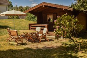 a table and chairs in front of a cabin at Ferienhaus Eifelwind Kamberg in Hellenthal