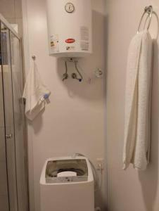a bathroom with a toilet and a towel at Casa contenedor super cómoda in La Floresta