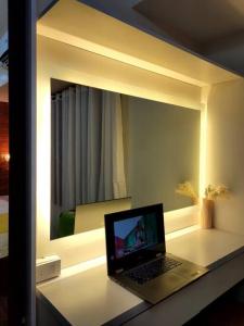 En TV eller et underholdningssystem på Lady Di Suite in Makati