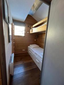 een kleine kamer met een stapelbed in een hut bij Ski Sun in L'Alpe-d'Huez