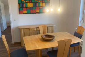 uma mesa de jantar com cadeiras e uma tigela em Großzügige Wohnung Bochum-Gerthe em Bochum