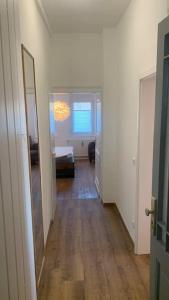 um corredor que leva a uma sala de estar com piso de madeira dura em Großzügige Wohnung Bochum-Gerthe em Bochum