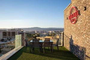 Nespecifikovaný výhled na hory nebo výhled na hory při pohledu z hotelu
