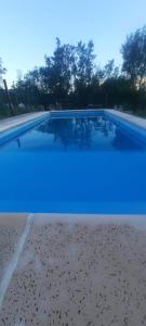 una piscina con luces azules encima en Casa V.Giardino pileta y cochera en Villa Giardino