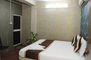 1 dormitorio con cama y ventana en hotel new agarwal, en Jhunjhunūn