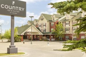 カルガリーにあるCountry Inn & Suites by Radisson, Calgary-Northeastの建物前看板
