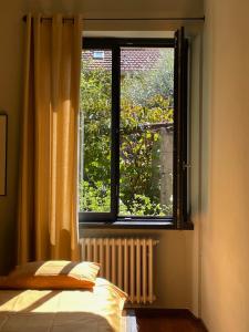 Letto o letti in una camera di Casa d'epoca con giardino 5 min da Locarno