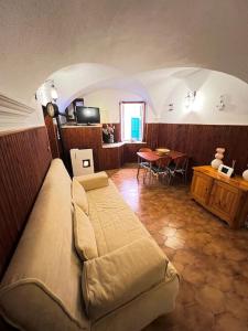 a living room with a couch and a table at Appartamento "La Lanterna" - a 10 minuti dal mare in Badalucco