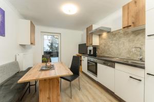 A kitchen or kitchenette at Toni`s Appartement by Schladming-Appartements