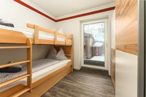 A bed or beds in a room at Toni`s Appartement by Schladming-Appartements Még 2 kép