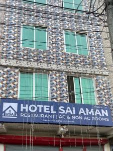 una señal samoana de hotel en el lateral de un edificio en Hotel Sai Aman, en Butwāl