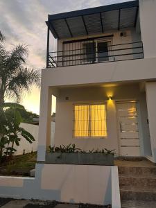 a house with a view of the sunset at Duplex del Río in Concordia