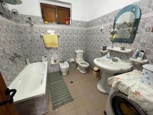 y baño con lavabo, bañera y aseo. en Piqeras Relax Guest House, en Piqeras