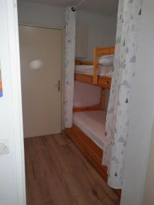 Habitación pequeña con 2 literas y puerta en L'enclaves, en Les Contamines-Montjoie