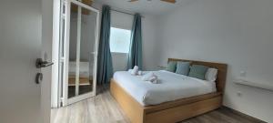 um quarto com uma cama e uma grande janela em Sabbia Suite Casa Jalofa em El Golfo