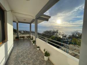 un balcón de una casa con macetas en Piqeras Relax Guest House, en Piqeras